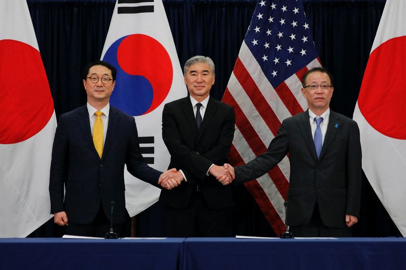 &copy; Reuters. ممثل الولايات المتحدة الخاص لشؤون كوريا الشمالية سونج كيم (يسار) وممثل كوريا الجنوبية الخاص لشؤون السلام والأمن في شبه الجزيرة الكورية كيم 
