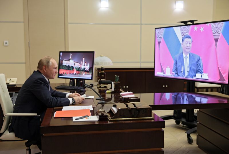 &copy; Reuters. FILE PHOTO: Russian President Vladimir Putin holds talks with Chinese President Xi Jinping via a video link at his residence outside Moscow, Russia December 15, 2021. Sputnik/Mikhail Metzel/Pool via REUTERS