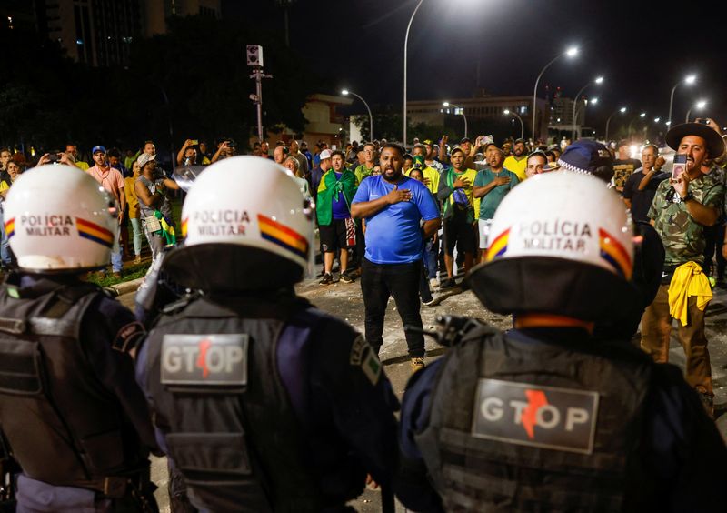 Brésil: Des partisans de Bolsonaro tentent d'envahir le QG de la police