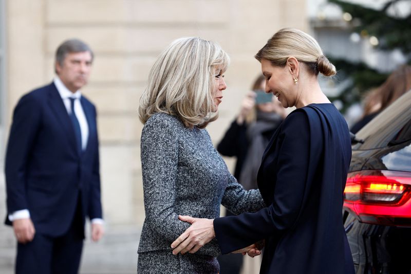 &copy; Reuters. Brigitte Macron rencontre la première dame d'Ukraine, Olena Zelenska, au palais de l'Élysée à Paris, France. /Photo prise le 12 décembre 2022/REUTERS/Gonzalo Fuentes 
