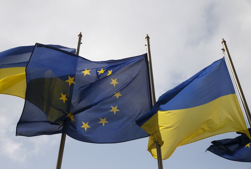&copy; Reuters. Les drapeaux ukrainien et européen flottent devant l'administration présidentielle à Kiev. /Photo prise le 7 avril 2016/REUTERS/Valentyn Ogirenko