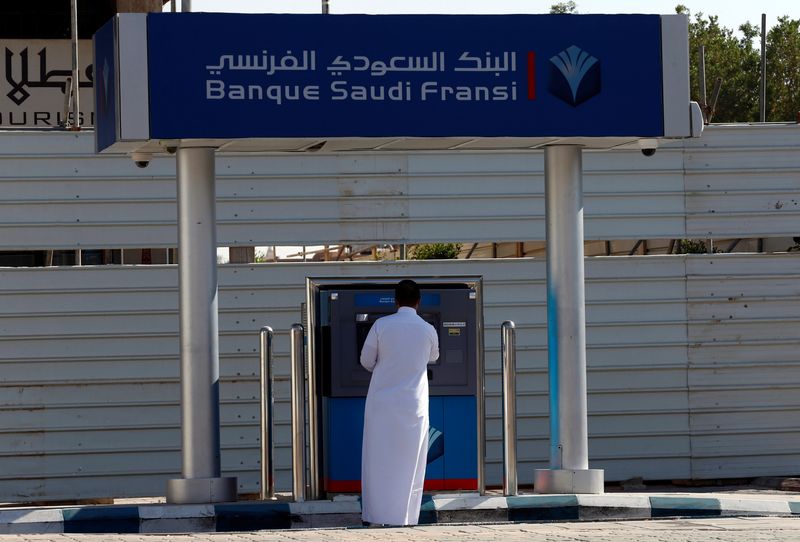 &copy; Reuters. شخص يقوم بسحب نقود من ماكينة صراف آلي خارج البنك السعودي الفرنسي في الرياض في صورة من أرشيف رويترز.