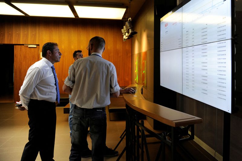 &copy; Reuters. Des traders travaillent à la Bourse d'Athènes. /Photo prise le 24 juin 2016/REUTERS/Michalis Karagiannis