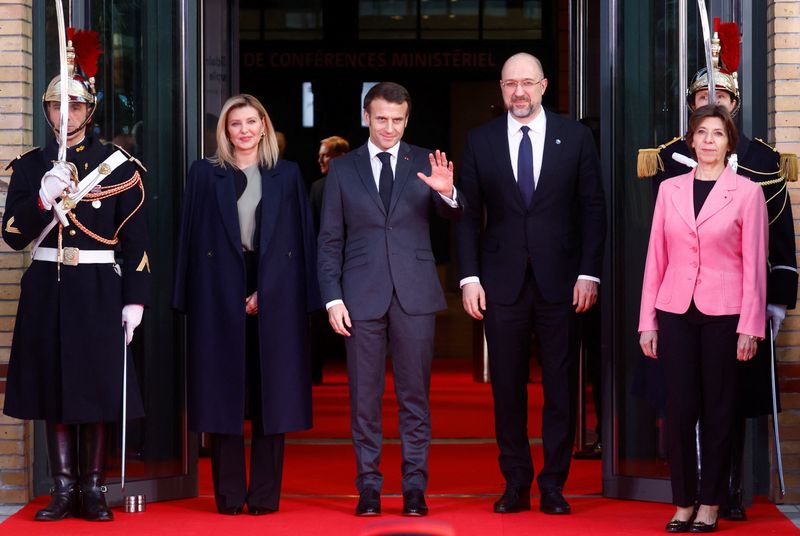 © Reuters. Ukraine's first lady Olena Zelenska, French President Emmanuel Macron, Ukrainian Prime Minister Denys Shmyhal and French Foreign Minister Catherine Colonna pose as they arrive to attend the international conference 