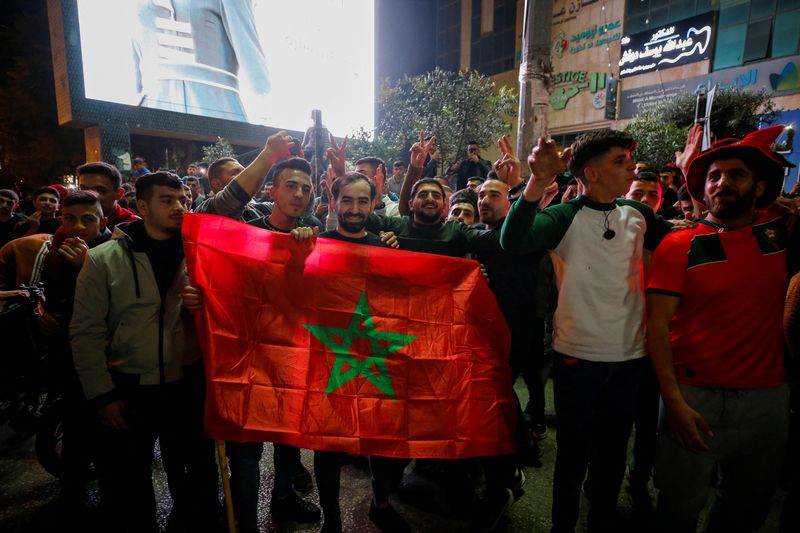 &copy; Reuters. فلسطينيون يحتفلون بفوز المغرب على البرتغال في كأس العالم لكرة القدم 2022 في الضفة الغربية بتاريخ العاشر من ديسمبر كانون الأول 2022. تصوير: موسى 