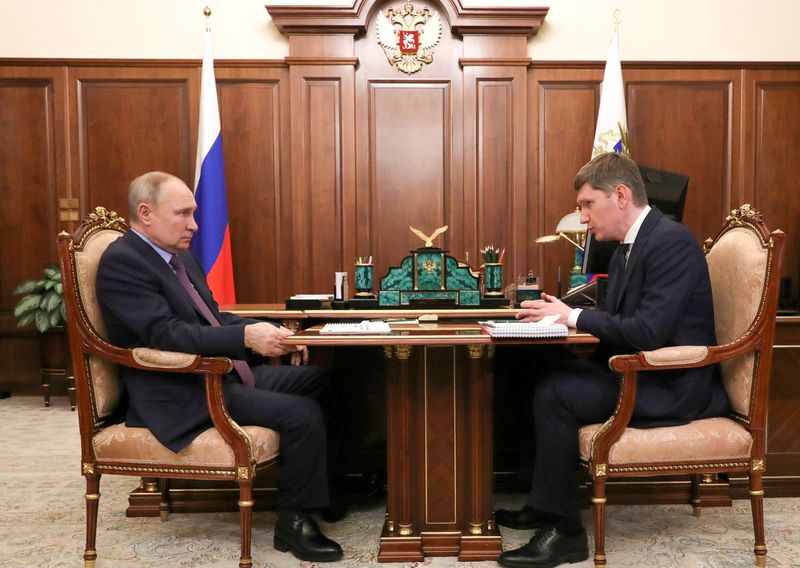 &copy; Reuters. FILE PHOTO: Russian President Vladimir Putin listens to Minister of Economic Development Maxim Reshetnikov during a meeting in Moscow, Russia February 4, 2021. Sputnik/Mikhail Klimentyev/Kremlin via REUTERS 