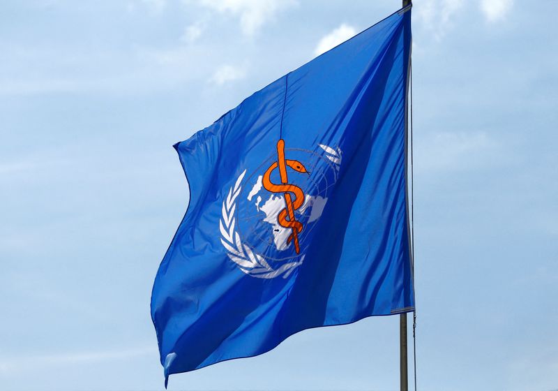 &copy; Reuters. FOTO DE ARCHIVO: Una bandera de la OMS aparece en las Naciones Unidas en Ginebra, Suiza. 23 de mayo de 2017. REUTERS/Denis Balibouse