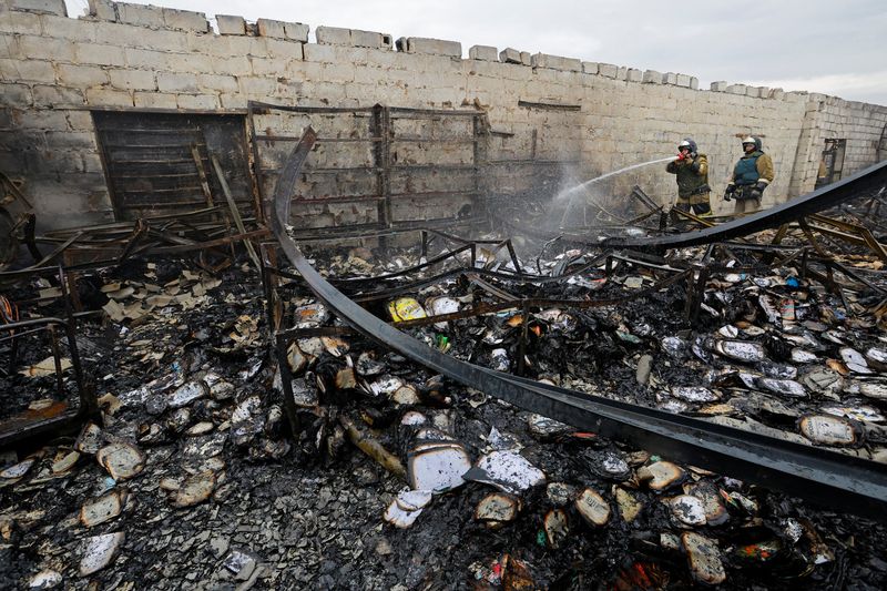 &copy; Reuters. رجال إطفاء في سوق محلية استهدفها القصف في إطار الصراع الروسي الأوكراني في منطقة دونيتسك يوم الاثنين. تصوير: ألكسندر إرموشينكو-رويترز.