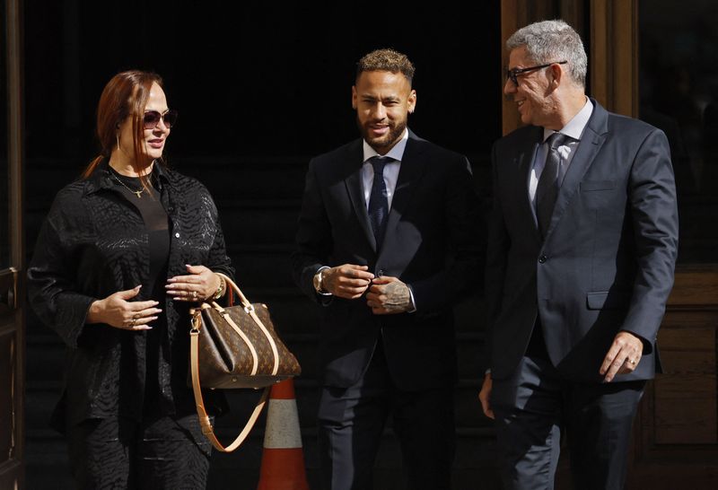 &copy; Reuters. FOTO DE ARCHIVO. El brasileño Neymar sale del juzgado con su madre, Nadine Goncalves y un miembro de su equipo de abogados tras ser juzgado por cargos de fraude y corrupción por el traspaso al FC Barcelona desde el Santos en 2013, en el Juzgado de Barce