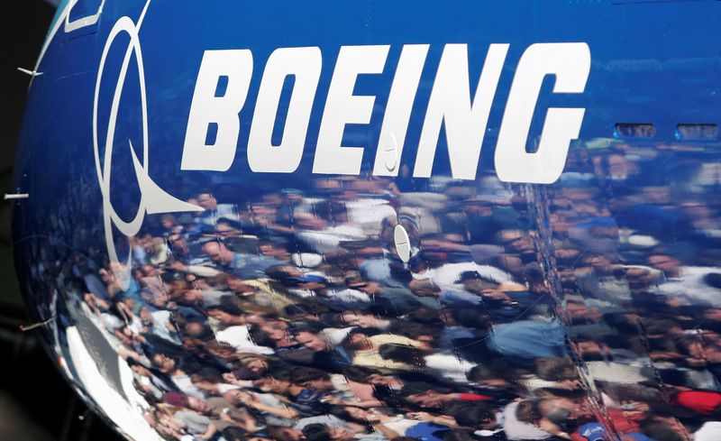 United Airlines makes big Boeing order, includes 100 Dreamliners