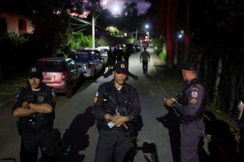 &copy; Reuters. FILE PHOTO: Police officers block a street as supporters of Brazilian politician Roberto Jefferson, who fired at police while resisting arrest ordered by the country's Supreme Court, demonstrate close to his house in Comendador Levy Gasparian, Rio de Jane