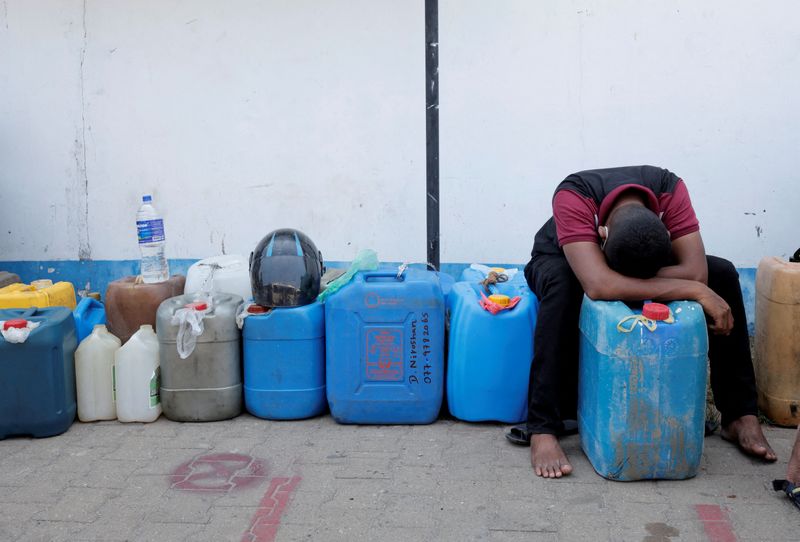 &copy; Reuters. FILE PHOTO: A man rests while waiting in a line to buy diesel near a Ceylon Petroleum Corporation fuel station, amid the country's economic crisis in Colombo, Sri Lanka, April 7, 2022. REUTERS/Dinuka Liyanawatte/File Photo