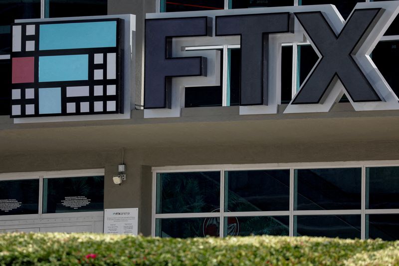 &copy; Reuters. Le logo de FTX est visible à l'entrée de la FTX Arena à Miami, États-Unis. /Photo prise le 12 novembre 2022/REUTERS/Marco Bello 

