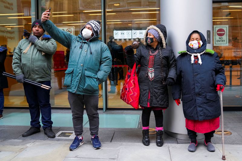 &copy; Reuters. Members of the Krenak indigenous people demonstrate outside the High Court in London, Britain December 13, 2022. REUTERS/Maja Smiejkowska 