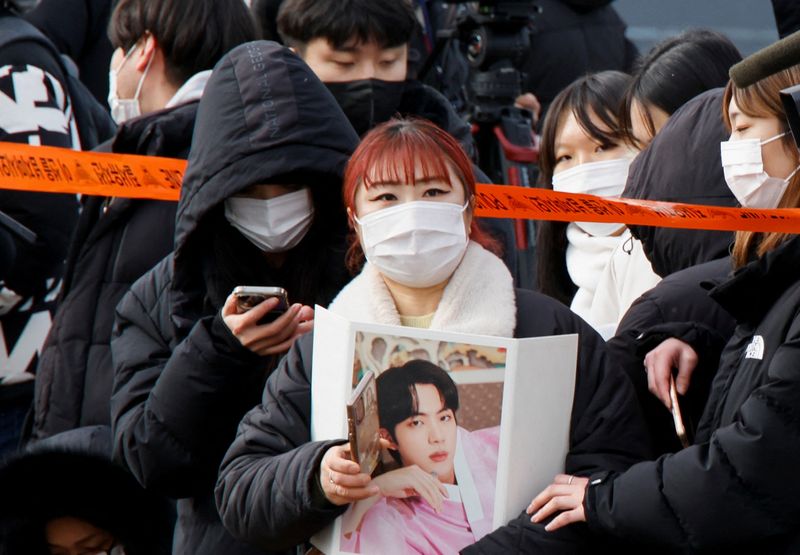 &copy; Reuters. Fãs se reúnem para acompanhar Jin, do BTS, no serviço militar
 13/12/2022    REUTERS/Heo Ran