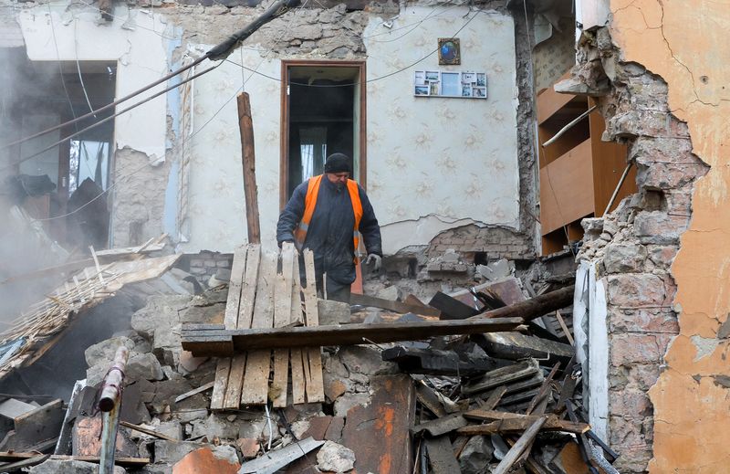 &copy; Reuters. عامل يزيل حطام مبنى سكني تضرر بشدة جراء القصف الأخير في إطار الصراع الروسي الأوكراني في منطقة دونيتسك يوم الثلاثاء. تصوير: ألكسندر إرموشينك