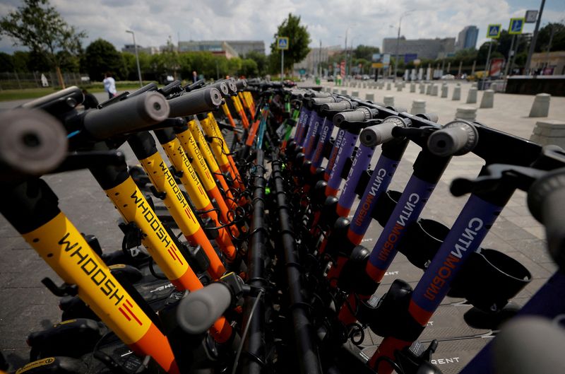 &copy; Reuters. FILE PHOTO: Electric scooters are parked at a station in Moscow, Russia June 8, 2021.  REUTERS/Maxim Shemetov/File Photo