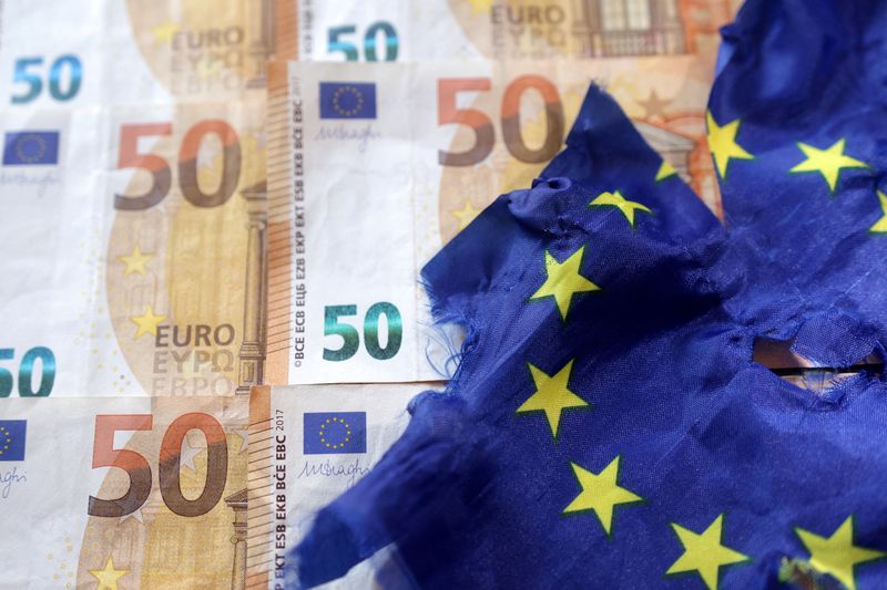 &copy; Reuters. Una bandiera dell'Unione Europea strappata è posta sulle banconote dell'Euro, 7 settembre 2022 in questa illustrazione. REUTERS/Dado Ruvic/Illustrazione/Foto d'archivio
