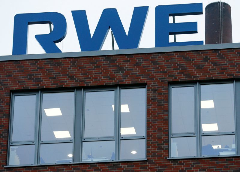 &copy; Reuters. FILE PHOTO: The logo of the German power supplier RWE is pictured at the RWE headquarters in Essen, Germany, November 15, 2021. REUTERS/Thilo Schmuelgen/File Photo
