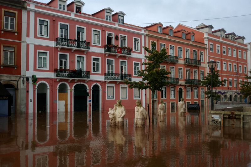 &copy; Reuters. Inundação em Algés, Portugal
 13/12/2022   REUTERS/Pedro Nunes