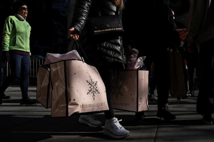 &copy; Reuters. Imagen de archivo de personas llevando bolsas de compras en una calle de Nueva York, EEUU.