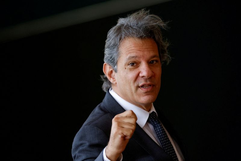 &copy; Reuters. Fernando Haddad, apontado como ministro da Fazenda do governo eleito, gesticula antes de participar de reunião da equipe de transição em Brasília
28/11/2022
REUTERS/Adriano Machado