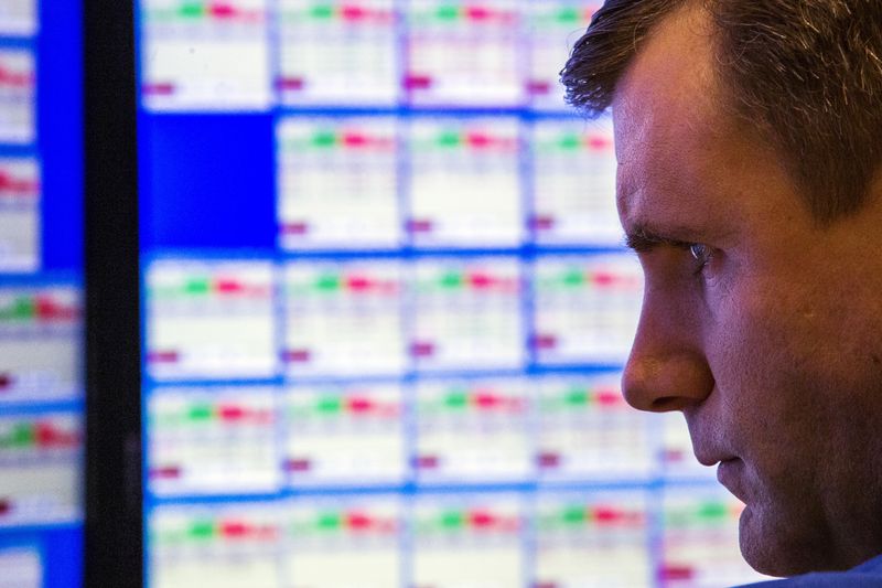 &copy; Reuters. FOTO DE ARCHIVO: Un operador mira los precios de las acciones en una pantalla mientras trabaja en la Bolsa de Nueva York poco antes de la campana de cierre en Nueva York