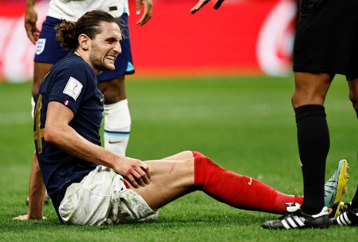 &copy; Reuters. Dic 10, 2022 
Foto del sábado del futbolista de Francia Adrien Rabiot reaccionando tras sufrir una lesión ante Inglaterra 
REUTERS/Hamad I Mohammed