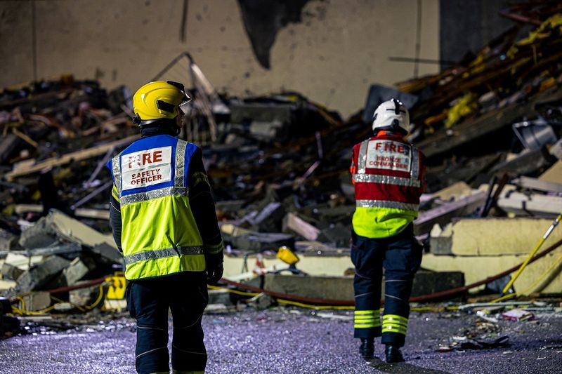 &copy; Reuters. اثنان من العاملين بخدمات الانقاذ في موقع انفجار في جيرزي ببريطانيا يوم العاشر من ديسمبر كانون الأول 2022. صورة من حكومة جيرزي محظور إعادة بيعه