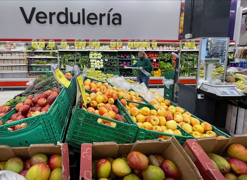 &copy; Reuters. FILE PHOTO: A woman shops in a supermarket, in Buenos Aires, Argentina May 4, 2022. Picture taken May 4, 2022. REUTERS/Agustin Marcarian/File Photo