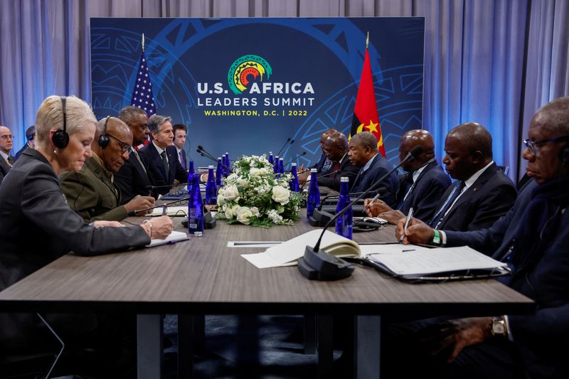 © Reuters. U.S. Secretary of State Antony Blinken and U.S. Defense Secretary Lloyd Austin meet with Angolan President Joao Lourenco during the U.S.-Africa Leaders Summit 2022 in Washington, U.S., December 13, 2022. REUTERS/Evelyn Hockstein/Pool