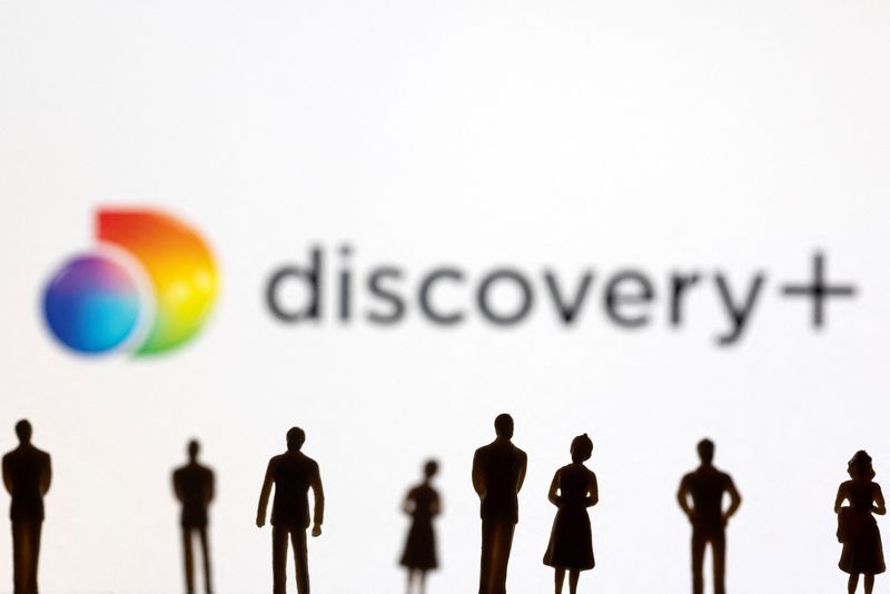 &copy; Reuters. Toy figures of people are seen in front of the displayed Discovery + logo, in this illustration taken January 20, 2022. REUTERS/Dado Ruvic/Illustration