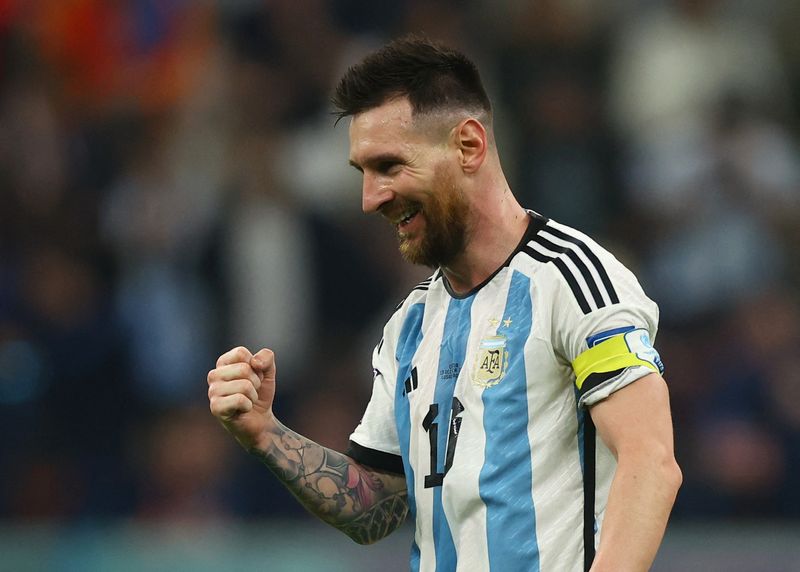 &copy; Reuters. ميسي يحتفل بعد الهدف الثالث للأرجنتين في شباك كرواتيا بقبل نهائي كأس العالم لكرة القدم في قطر يوم الثلاثاء. تصوير: لي سميث - رويترز. 