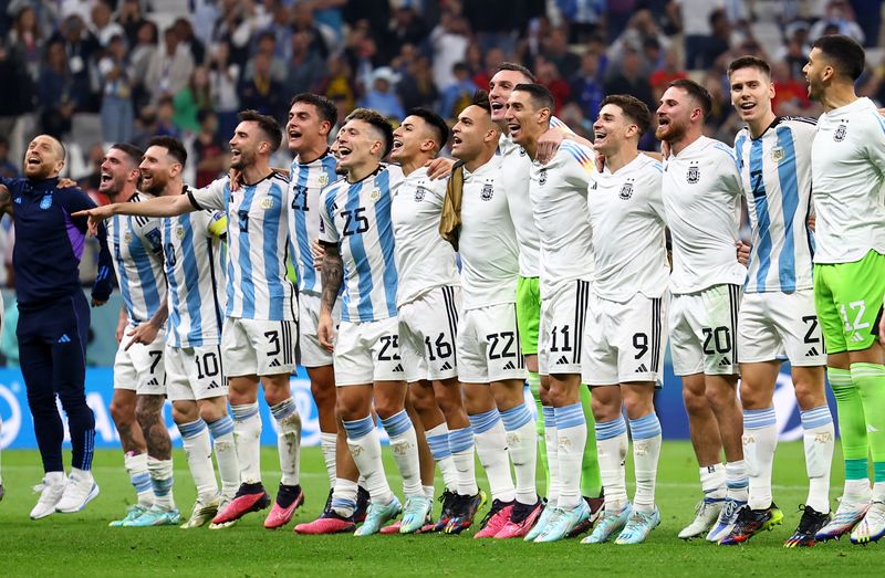 © Reuters. لاعبون من منتخب الأرجنتين يحتفلون بالفوز على كرواتيا والتأهل لنهائي كأس العالم لكرة القدم يوم الثلاثاء. تصوير: كاي فافنباخ - رويترز. 