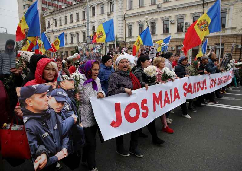 &copy; Reuters. FILE PHOTO: Demonstrators carry a banner reading "Down with Maia Sandu! Down with the government!" during an anti-government protest in Chisinau, Moldova November 6, 2022. REUTERS/Vladislav Culiomza