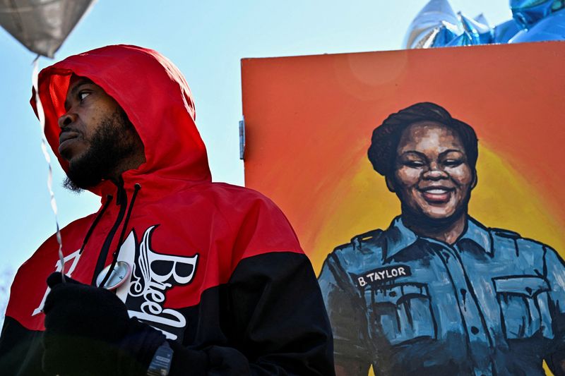 &copy; Reuters. FILE PHOTO: Kenneth Walker III, the boyfriend of Breonna Taylor, stands next to a painting of her at a gathering to mark two years since police officers shot and killed Breonna Taylor when they entered her home, at Jefferson Square Park in Louisville, Ken