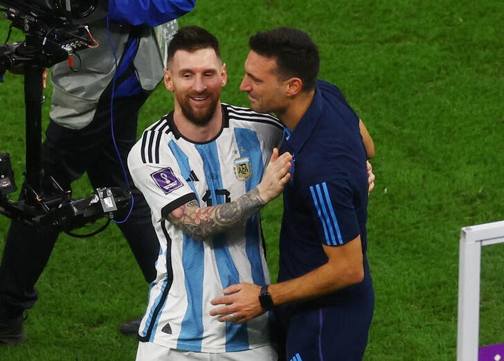 &copy; Reuters. Dic 14, 2022 
Foto del martes del capitán de Argentina Lionel Messi y el DT Lionel Scaloni celebrando la clasificación a la final del Mundial 
 REUTERS/Paul Childs