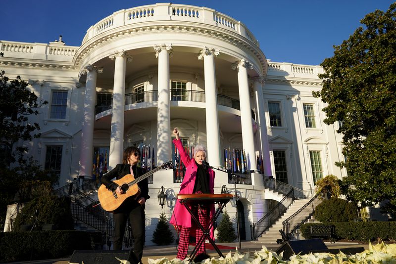 &copy; Reuters. Cyndi Lauper se apresenta em sanção por Biden de lei de igualdade no casamento na Casa Branca
13/12/2022
REUTERS/Kevin Lamarque