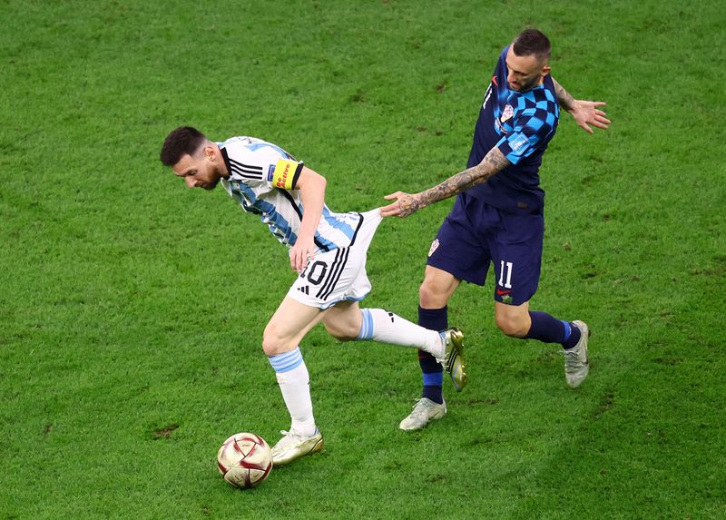 &copy; Reuters. Lionel Messi foge da marcação de Marcelo Brozovic 
13/12/2022
REUTERS/Hannah Mckay 