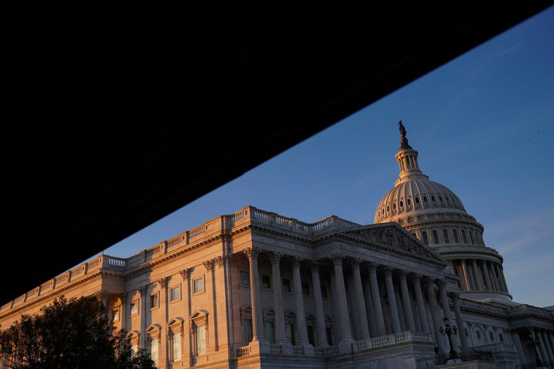 © Reuters. The exterior of the U.S. Capitol is seen at sunset in Washington, U.S., December 13, 2022. REUTERS/Sarah Silbiger