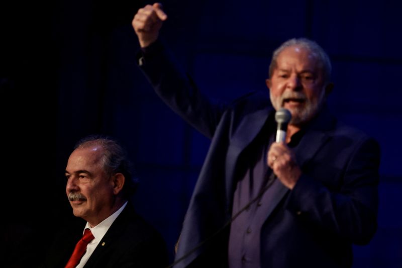 &copy; Reuters. Brazil's President-elect Luiz Inacio Lula da Silva speaks near Brazilian politician and nominee for President of the Brazilian National Development Bank (BNDES) Aloizio Mercadante during the closing session of the thematic group of the transition governme