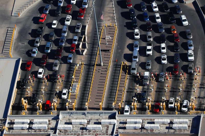 &copy; Reuters. Automobiles pass through the U.S. border and into the United States from Juarez, Mexico in El Paso, Texas, U.S. June 18, 2018.        REUTERS/Mike Blake/File Photo