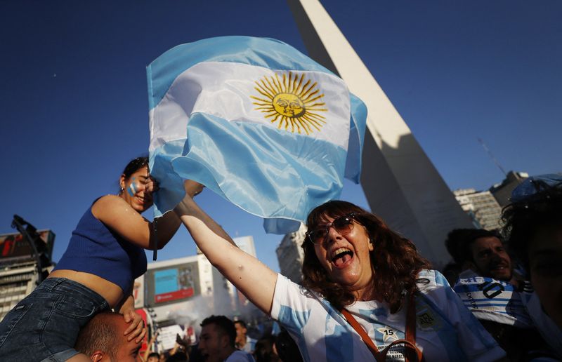 &copy; Reuters. جماهير منتخب الأرجنتين يحتفلون في بوينس أيريس بالفوز على كرواتيا والتأهل لنهائي كأس العالم لكرة القدم يوم الثلاثاء. تصوير: أجوستين ماركاري