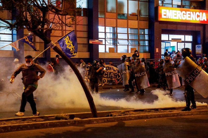 © Reuters. Police officers clash with demonstrators during a protest that is continuing despite a government proposal to bring forward elections following the ouster of Peruvian leader Pedro Castillo, in Lima, Peru December 13, 2022. REUTERS/Alessandro Cinque