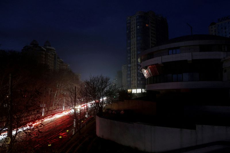 &copy; Reuters. 　１２月１３日、ウクライナの越冬支援を協議するために開かれた国際会議で、参加国は１０億ドルを超える緊急支援に加え、電力不足に対応するために発光ダイオード（ＬＥＤ）電球を提