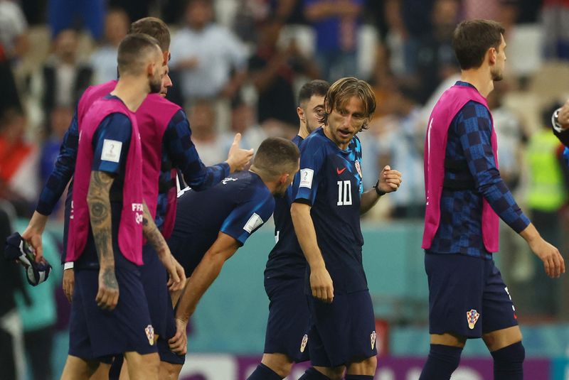 &copy; Reuters. El croata Luka Modric luce decepcionado tras el partido en el que Croacia fue eliminado por Argentina en las semifinales del Mundial en el estadio Lusail de Lusail, Qatar - 13 de diciembre de 2022 REUTERS/Lee Smith