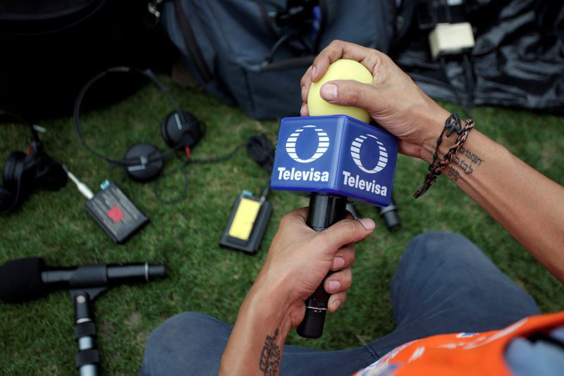 &copy; Reuters. Imagen de archivo. Un micrófono de la cadena ​​mexicana Televisa antes de un partido de fútbol.
