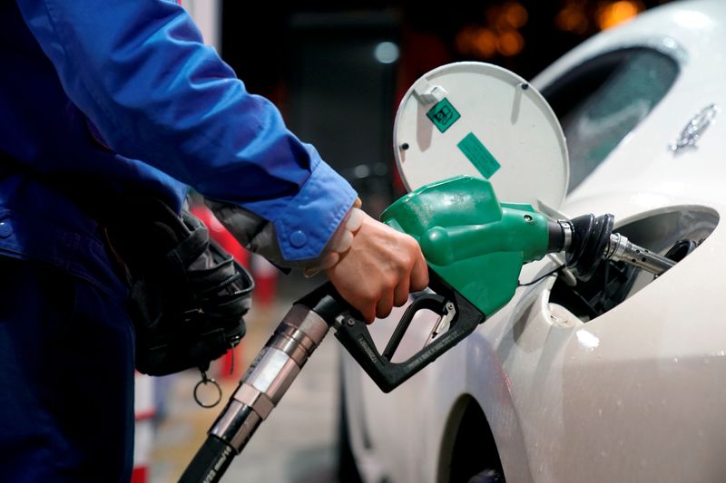 &copy; Reuters. A gas station attendant pumps fuel into a customer's car at a gas station in Shanghai, China November 17, 2017. REUTERS/Aly Song/Files