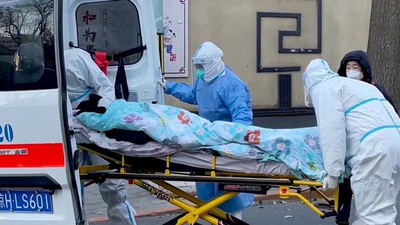 &copy; Reuters. FOTO DE ARCHIVO. Personal médico traslada a un paciente a una clínica de fiebre en el Hospital Chaoyang de Pekín, China, el 13 de diciembre de 2022, en esta captura de pantalla tomada de un vídeo de Reuters TV. REUTERS TV vía REUTERS