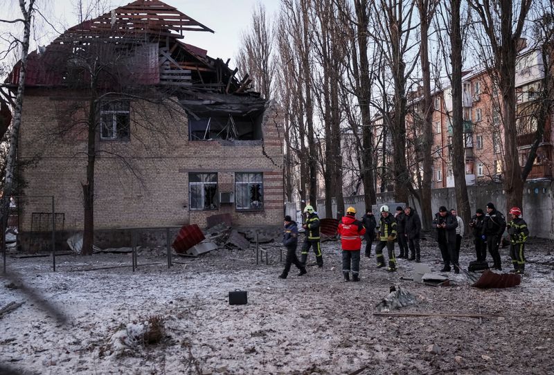 &copy; Reuters. Trabajadores de rescate y agentes de policía examinan los restos de un dron junto a un edificio destruido por los ataques rusos en Kiev, Ucrania, el 14 de diciembre de 2022. REUTERS/Gleb Garanich